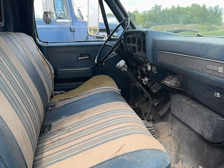 gmc-tandem-twin-screw-grain-truck,-live-bottom-box,-fuel-pincher-detroit-diesel,-tilt-back-hood,-5-speed-with-hi/lo-image-27