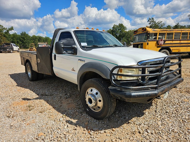 2005-ford-f550-image-23