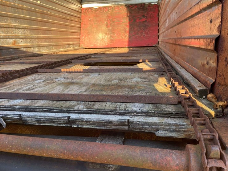 h&s-silage-box-on-knowles-tandem-running-gear-image-24