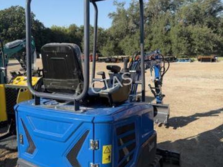 #66-•-mini-excavator--kubota-diesel-w/-expandable-tracks-image-5
