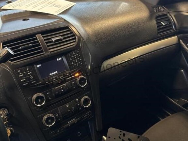 2017-ford-explorer-image-21