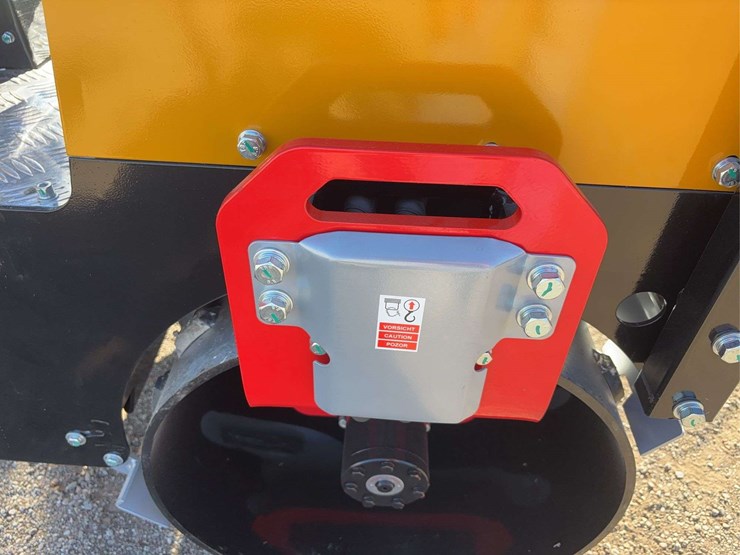 1-ton-vibratory-padfoot-roller-image-8