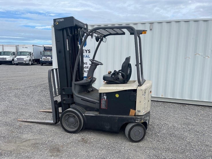 2011-crown-18-085vp-23-5000lb-electric-warehouse-forklift-image-2
