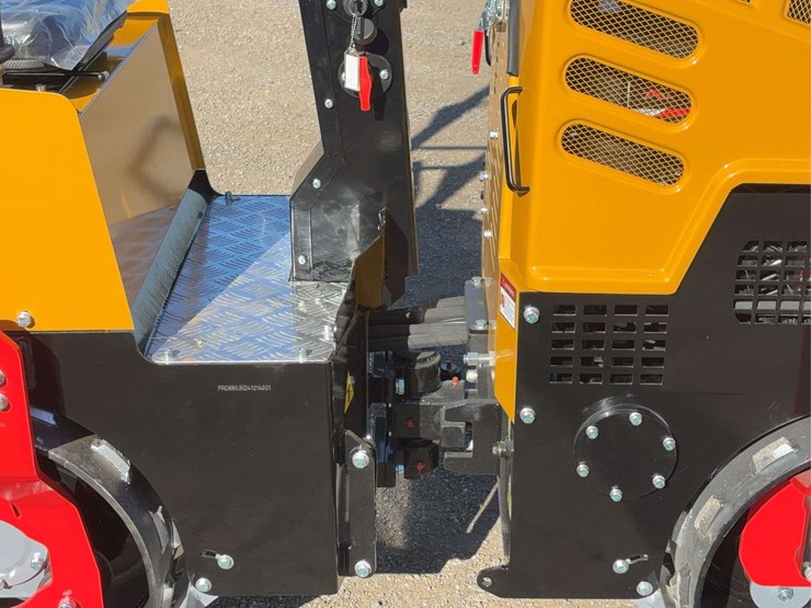 1-ton-vibratory-padfoot-roller-image-12
