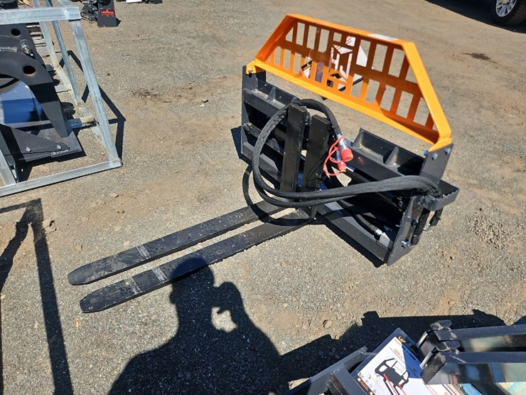 landhonor-42"-hyd-positioning-forks-image-1
