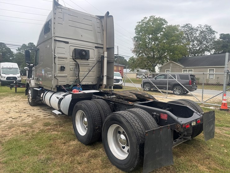 2015-volvo-vnl-sleeper---d13-diesel,-10-speed-manual-trans-995,988-miles-showing---4v4nc9eh1fn91707-image-6