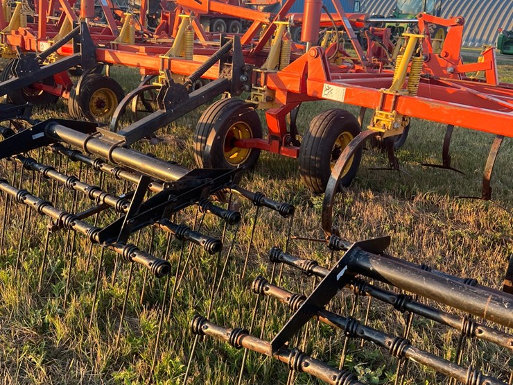 54’-bourgault-chisel,-12”-space,-heavy-harrows,-note:-hitch-slightly-bent-in-one-spot,-doesn’t-affect-performance-of-machine-as-hitch-is-floating.-image-30