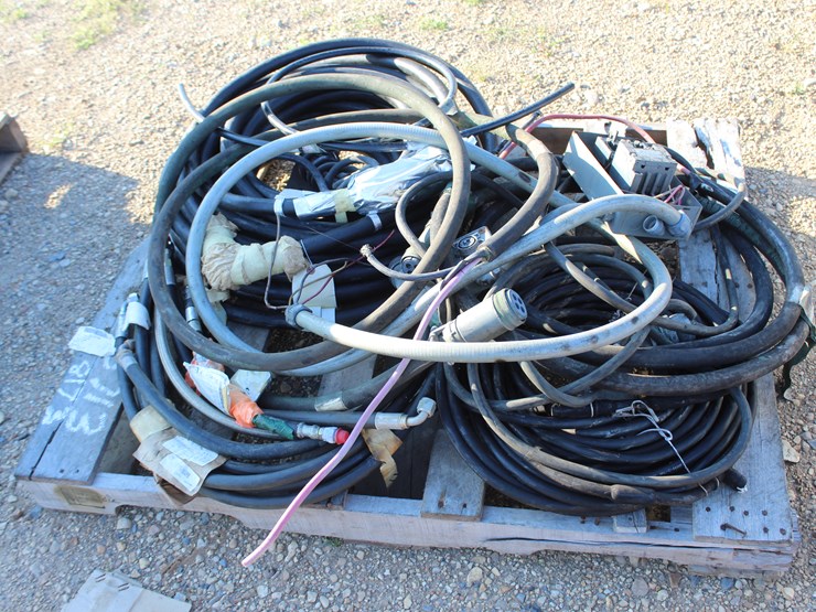 #8173-•-pallet-of-misc-items-image-2