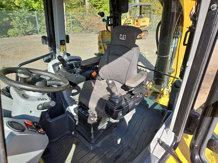 2022-caterpillar-440-image-26