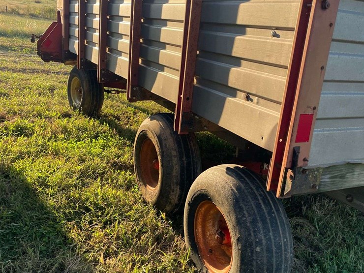 h&s-silage-box-on-knowles-tandem-running-gear-image-15