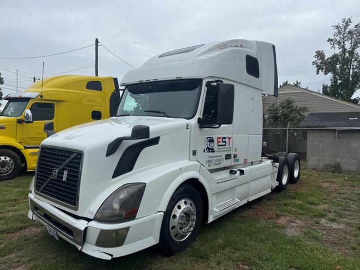 2013-volvo-vnl-sleeper---d13-diesel,-auto-trans-1,114,709-miles-showing---4v4nc9ejxdn565534-image-1