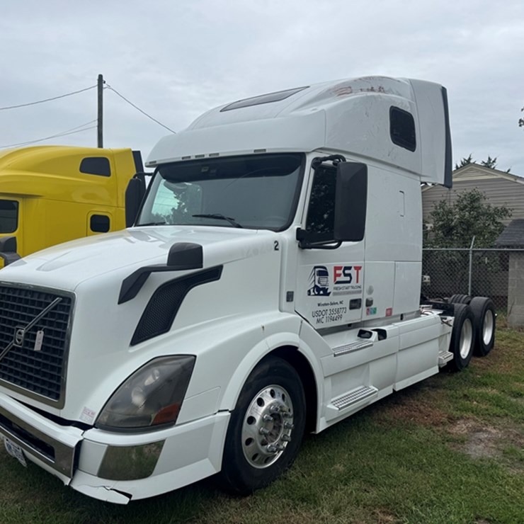 2013 VOLVO VNL SLEEPER - D13 DIESEL, AUTO TRANS 1,114,709 MILES SHOWING - 4V4NC9EJXDN565534