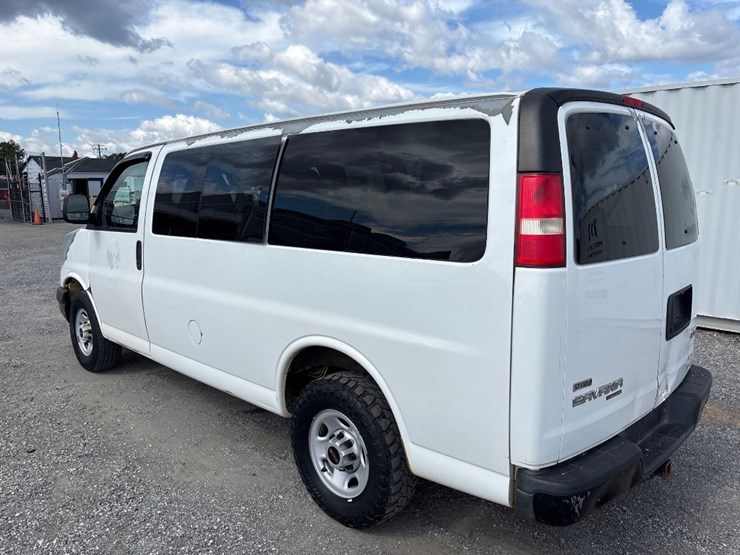 2011-gmc-savana-van-image-2