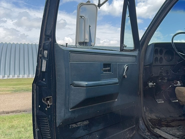 gmc-tandem-twin-screw-grain-truck,-live-bottom-box,-fuel-pincher-detroit-diesel,-tilt-back-hood,-5-speed-with-hi/lo-image-28