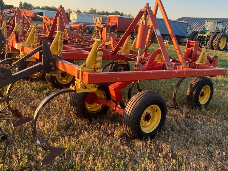 54’-bourgault-chisel,-12”-space,-heavy-harrows,-note:-hitch-slightly-bent-in-one-spot,-doesn’t-affect-performance-of-machine-as-hitch-is-floating.-image-26