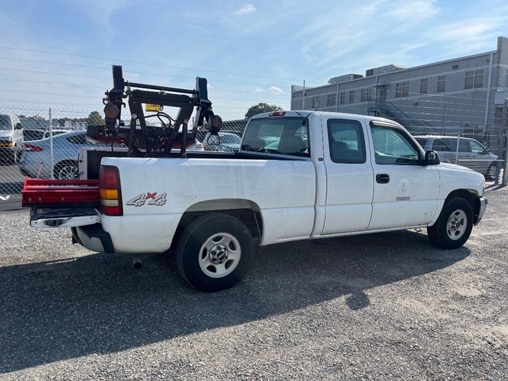 2000-gmc-new-sierra-sl-4wd-pickup-truck-with-snowplow-attachment-image-3