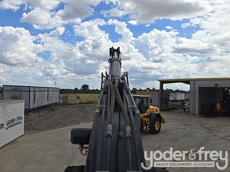 2022-deere-130g-image-52