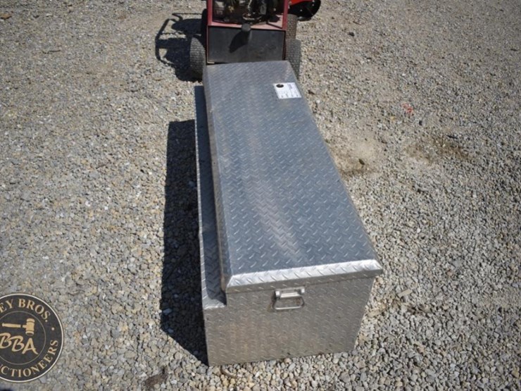 delta-aluminum-truck-tool-box,-silver,-dual-lock-handles-image-5