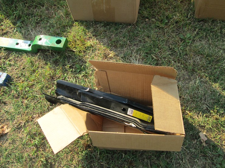 #29216-•-box-of-lawn-mower-blades-image-1