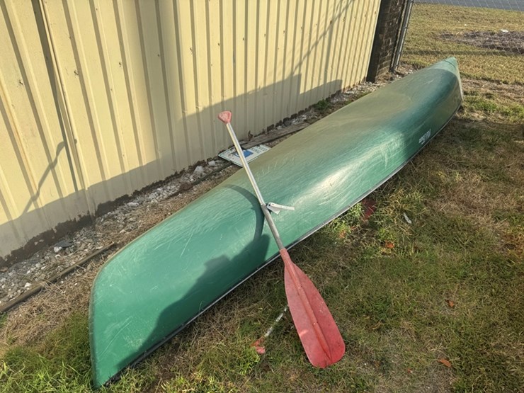 old-town-17'-fiberglass-canoe-image-1