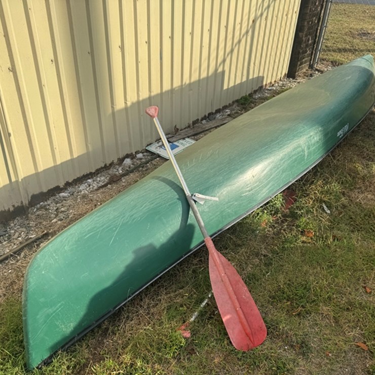 OLD TOWN 17' FIBERGLASS CANOE