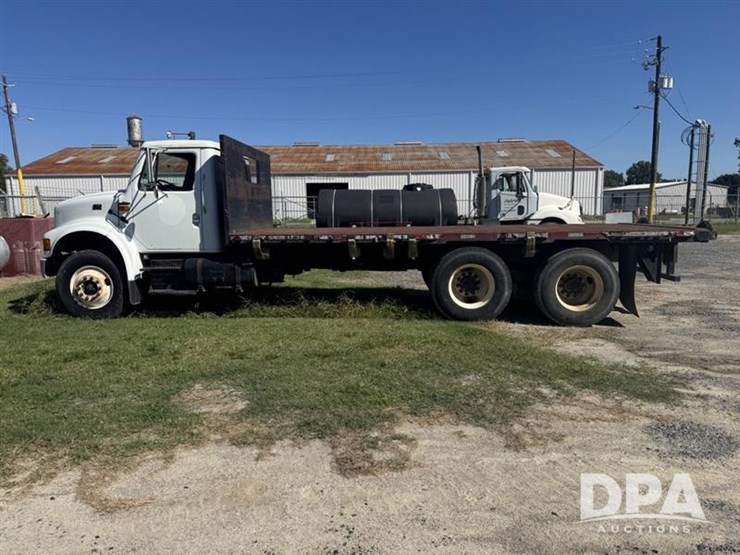 2001-ihc-4900-flatbed-truck-(pz13941,-unit-75804)-image-1