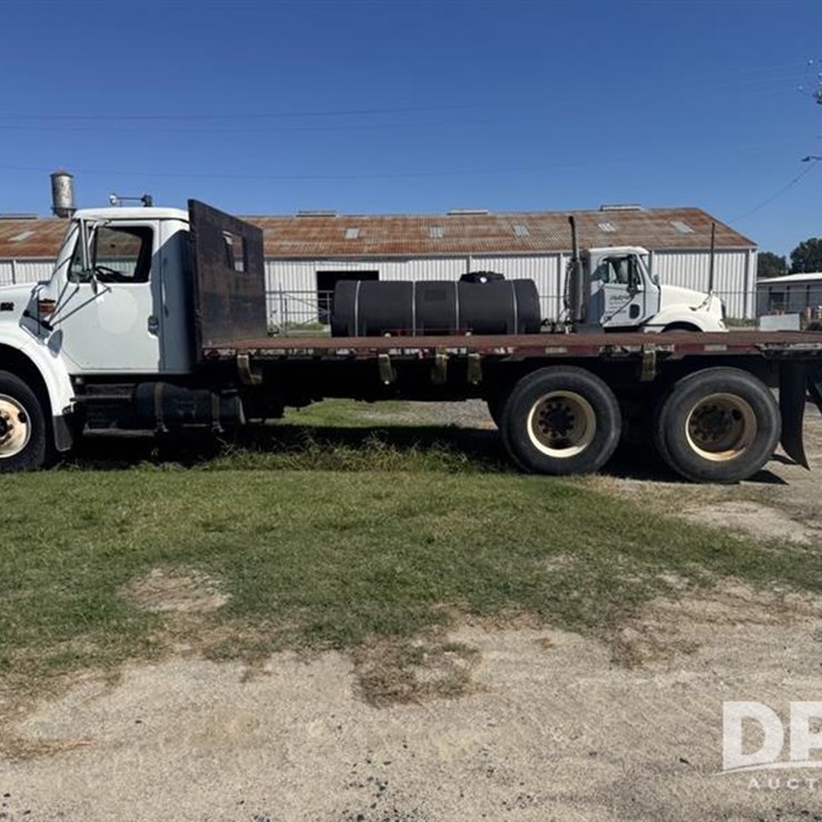2001 IHC 4900 Flatbed Truck (PZ13941, Unit 75804)