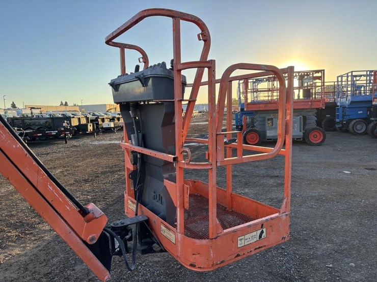 2016-jlg-e300ajp-image-13