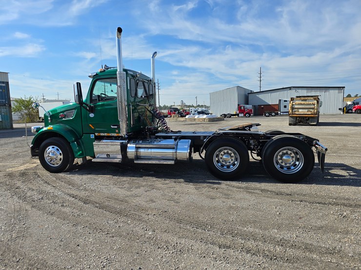2019-peterbilt-567-image-12