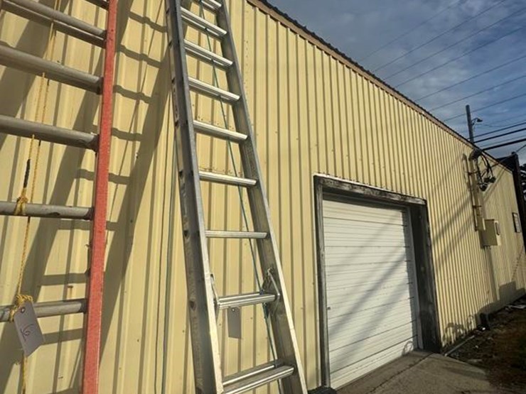 aluminum-32'-extension-ladders-image-2