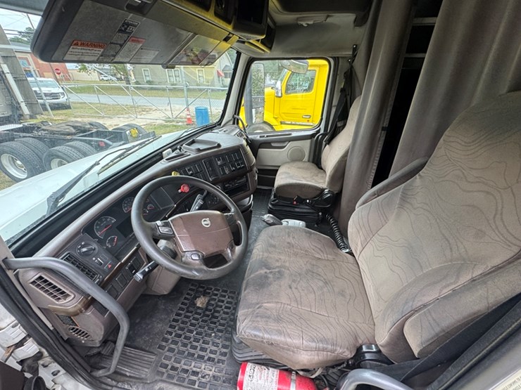 2013-volvo-vnl-sleeper---d13-diesel,-auto-trans-1,114,709-miles-showing---4v4nc9ejxdn565534-image-6