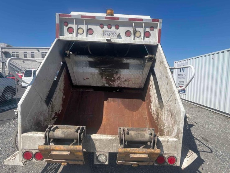 2005-freightliner-m2-20yd-rear-load-refuse-truck-image-12