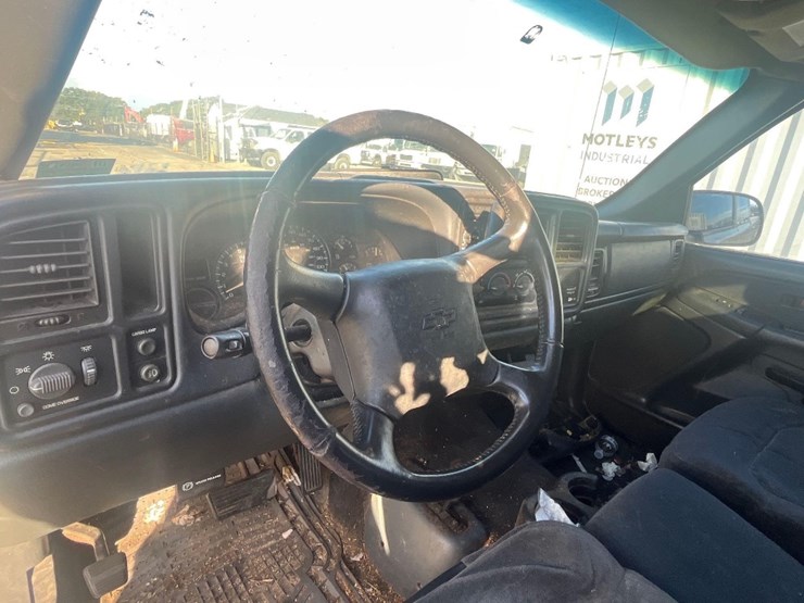 2002-chevroloet-silverado-pick-up-truck-image-7