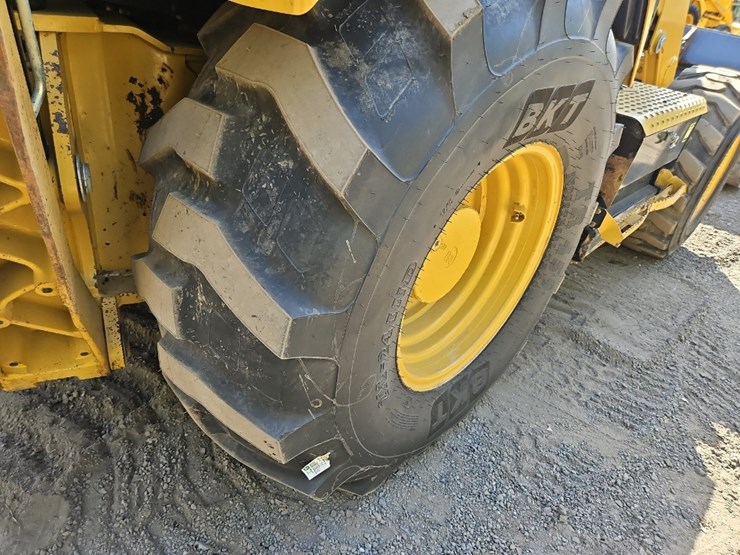 2022-caterpillar-440-image-15