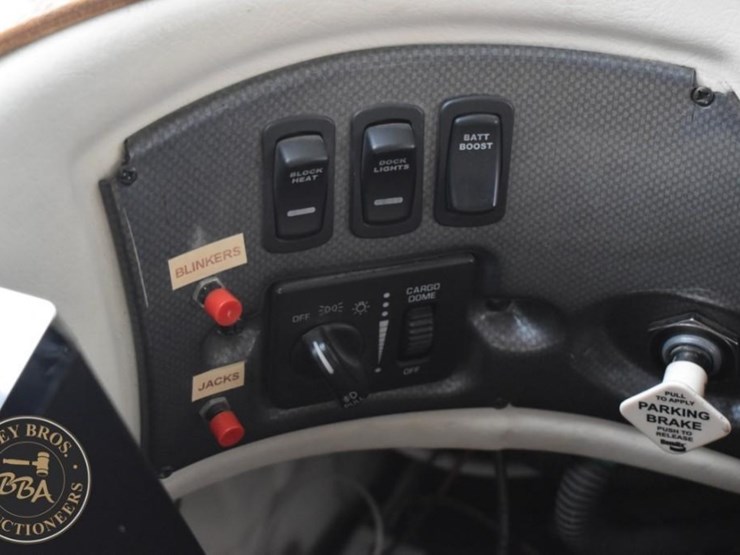 2006-thor-motor-coach-mandalay-40e-38083-image-49