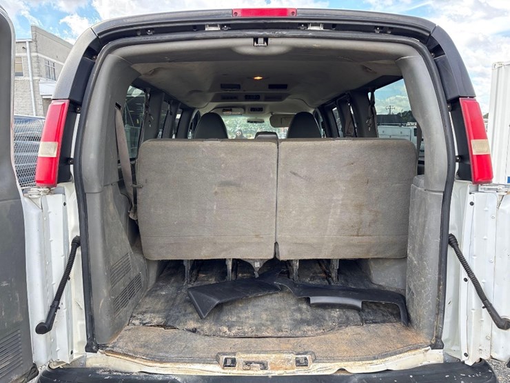 2011-gmc-savana-van-image-14