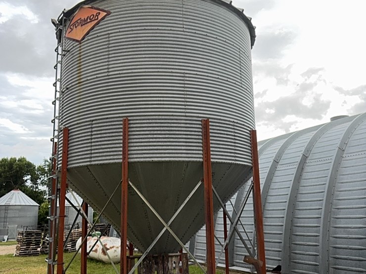 stormor-hopper-bin,-2100-bu.,-good-shape-image-3