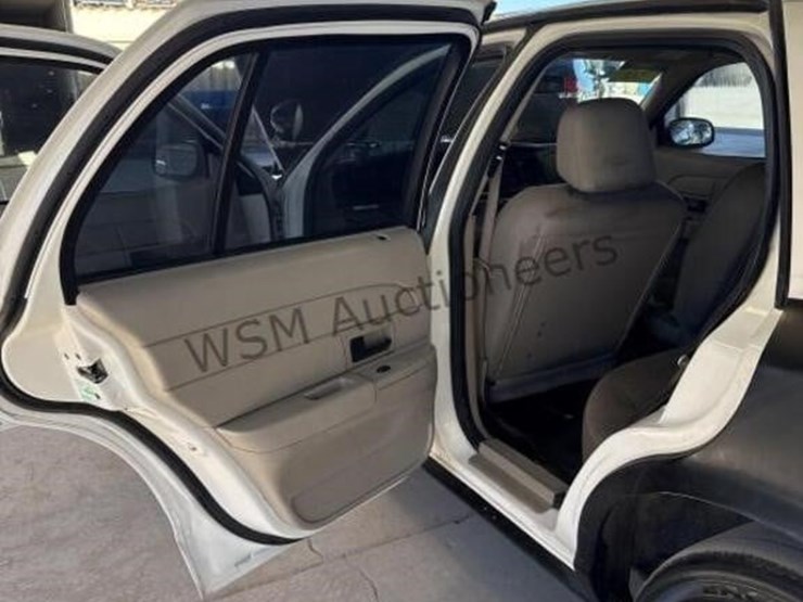 2006-ford-crown-victoria-sdn-image-24