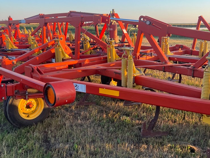54’-bourgault-chisel,-12”-space,-heavy-harrows,-note:-hitch-slightly-bent-in-one-spot,-doesn’t-affect-performance-of-machine-as-hitch-is-floating.-image-14