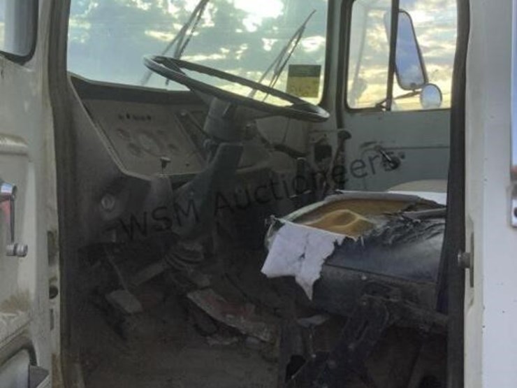 1980-ford-7000-image-21