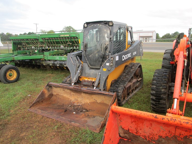 deere-323e-image-1