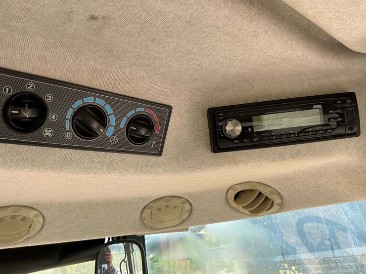 2014-massey-ferguson-7619-image-12