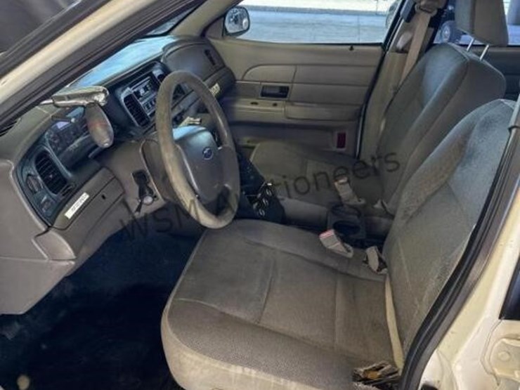2006-ford-crown-victoria-sdn-image-20