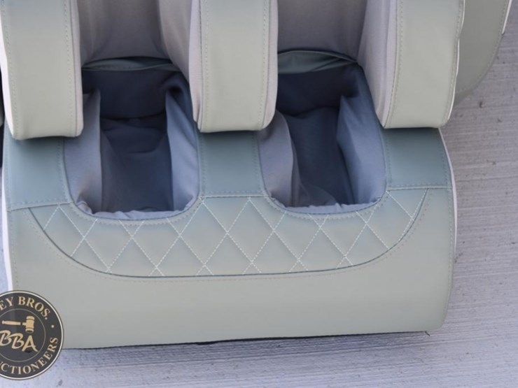 massage-chair-with-remote-control,-zero-gravity,-heat-therapy-image-7
