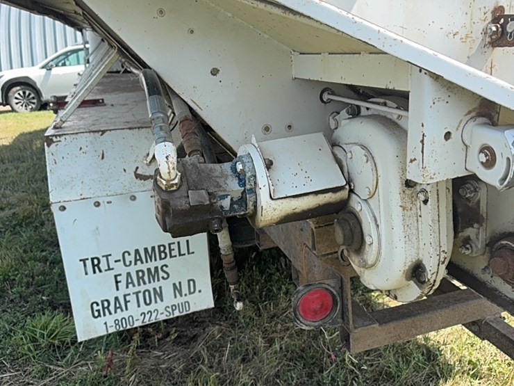 international-tri-axle-truck,-model-2200,--live-bottom,-detroit-diesel,-9-speed-manual,-roll-tarp-image-10