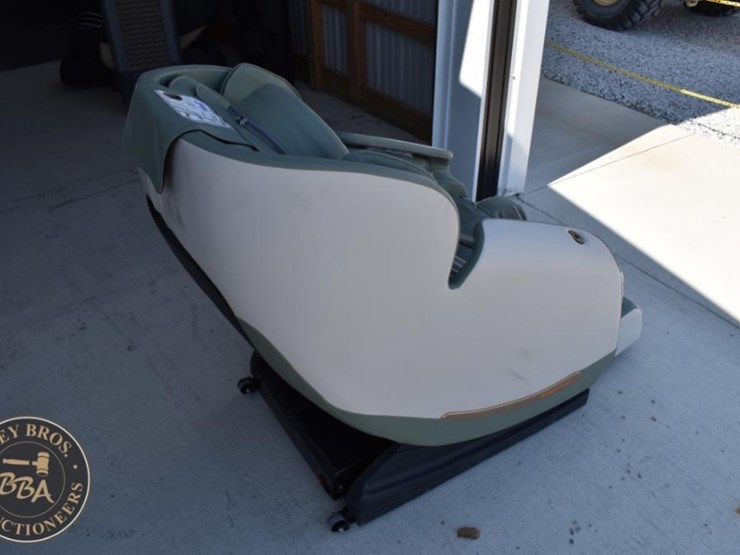 massage-chair-with-remote-control,-zero-gravity,-heat-therapy-image-5