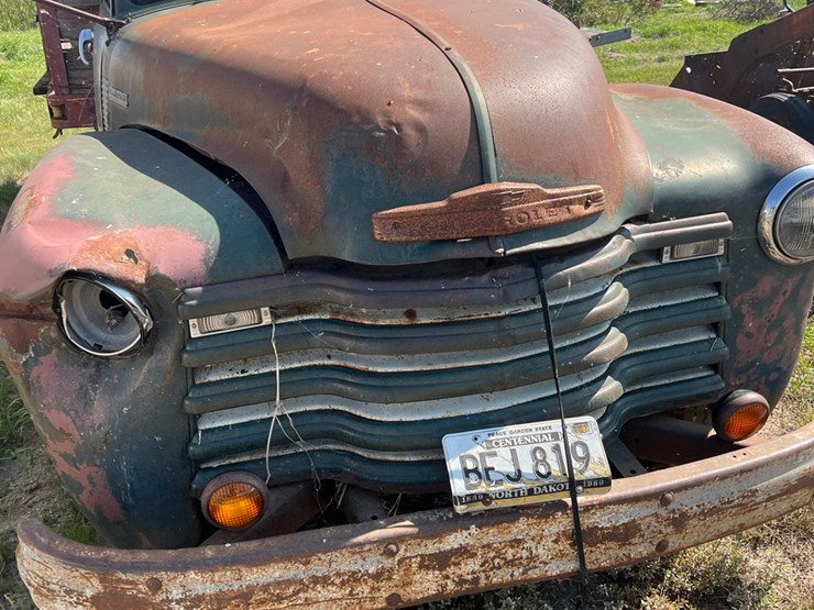 old-truck-from-early-50’s,-not-running-image-7