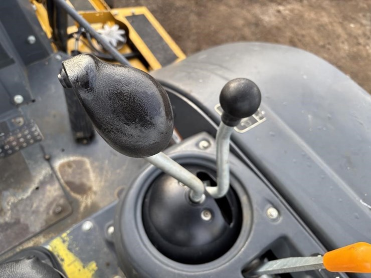 2019-deere-210l-image-34