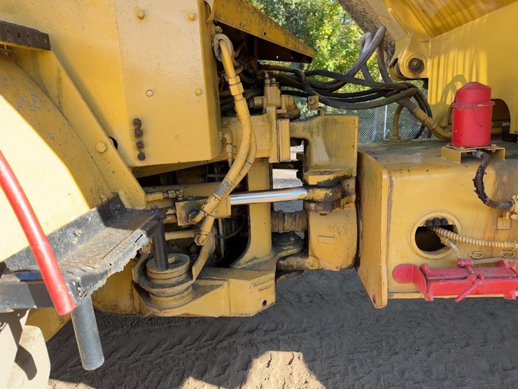 1990-caterpillar-d30d-image-18