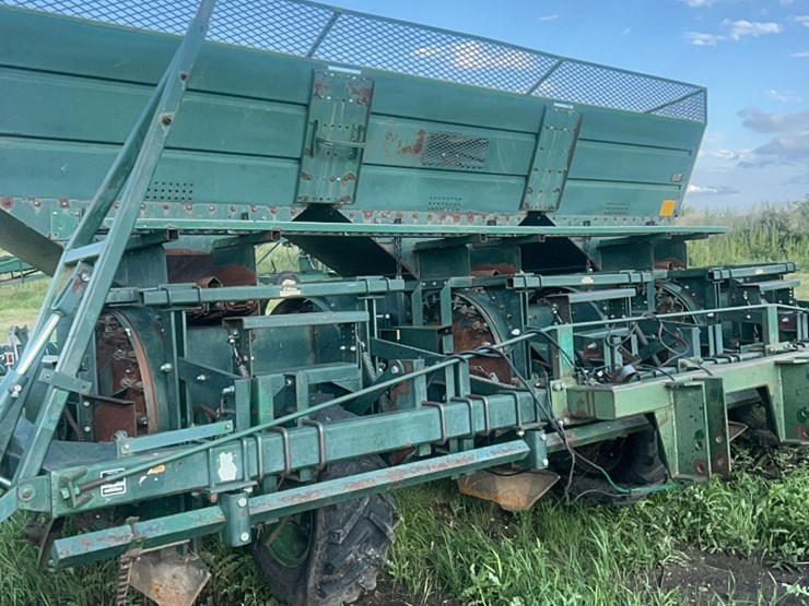 6-row-lockwood-model-603-accumatic-potato-planter-image-8